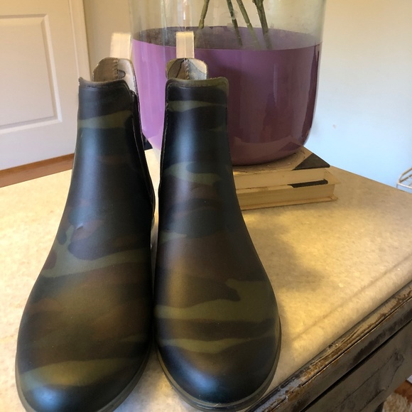 J. Crew Shoes - J. CREW Chelsea Matte Rainboot in Olive Camo